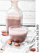 Cup of cappuccino coffee. Cup of cocoa drink and cocoa beans. Стоковое фото, агентство Ingram Publishing / Фотобанк Лори