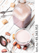 Cup of cappuccino coffee. Cup of cocoa drink and cocoa beans. Стоковое фото, агентство Ingram Publishing / Фотобанк Лори