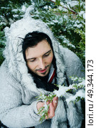 Young man enjoying a snowy day . Стоковое фото, агентство Ingram Publishing / Фотобанк Лори