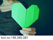 Hand holding a green paper heart. Стоковое фото, агентство Ingram Publishing / Фотобанк Лори