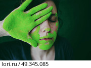 Young woman painted with green dust. Стоковое фото, агентство Ingram Publishing / Фотобанк Лори