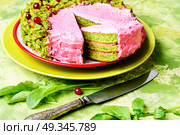 Spinach vegan pie. Vegetable low-calorie pie with arugula,spinach and cranberries.Healthy food. Стоковое фото, агентство Ingram Publishing / Фотобанк Лори