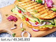 Sandwiches on cutting board. Sandwiches with beef, fresh vegetables and herbs on the cutting board. Стоковое фото, агентство Ingram Publishing / Фотобанк Лори