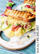 Sandwiches on cutting board. Sandwiches with beef, fresh vegetables and herbs on the cutting board. Стоковое фото, агентство Ingram Publishing / Фотобанк Лори