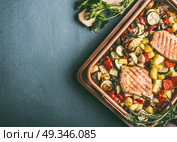 Grilled vegetables and meat in grill  grate try, top view. Стоковое фото, агентство Ingram Publishing / Фотобанк Лори