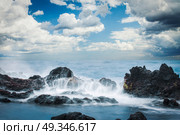 Easter Island rocky coast. The waves of the Pacific Ocean. Стоковое фото, агентство Ingram Publishing / Фотобанк Лори