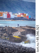 Puerto de la Cruz. fisherman standing on the dock and goes fishing. Big waves. Стоковое фото, агентство Ingram Publishing / Фотобанк Лори