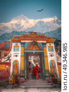 Freely walk monkey. Votive temples and shrines in a row at Pashupatinath Temple, Kathmandu, Nepal. Стоковое фото, агентство Ingram Publishing / Фотобанк Лори