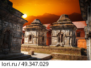Freely walk monkey. Votive temples and shrines in a row at Pashupatinath Temple, Kathmandu, Nepal. Стоковое фото, агентство Ingram Publishing / Фотобанк Лори