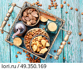 Roasted coffee beans. Coffee beans, cardamom, spices sugary in a stylish basket. Стоковое фото, агентство Ingram Publishing / Фотобанк Лори