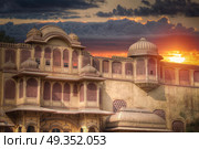 Hawa Mahal  is a harem in the palace complex of the Jaipur Maharaja, built of pink sandstone in the form of the crown of Krishna. Hawa Mahal. Стоковое фото, агентство Ingram Publishing / Фотобанк Лори