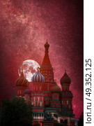 St. Basil’s Cathedral - an Orthodox church on Red Square in Moscow. At night the moon and stars shine.. St. Basil’s Cathedral . Стоковое фото, агентство Ingram Publishing / Фотобанк Лори