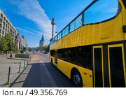 Berlin yellow tourist bus near Berliner Dom. Berlin yellow tourist bus near Berliner Dom in Germany. Стоковое фото, агентство Ingram Publishing / Фотобанк Лори