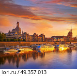 Dresden skyline reflecion in Elbe river at sunset in Saxony of Germany. Dresden skyline and Elbe river in Saxony Germany. Стоковое фото, агентство Ingram Publishing / Фотобанк Лори