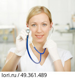 Statoscope. The woman the doctor stretches forward a statoscope. Стоковое фото, агентство Ingram Publishing / Фотобанк Лори