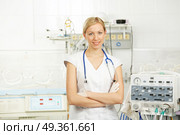 The doctor in resuscitation. The doctor with a statoscope smiles against a resuscitation interior. Стоковое фото, агентство Ingram Publishing / Фотобанк Лори
