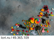 Colorful halloween candies on stone. Trick and treat - colorful halloween candies on stone with copy space. Стоковое фото, агентство Ingram Publishing / Фотобанк Лори