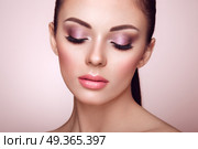Beautiful woman face with perfect makeup. Beautiful Young Woman with Clean Fresh Skin. Perfect Makeup. Beauty Fashion. Eyelashes. Cosmetic Eyeshadow. Highlighting. Cosmetology, Beauty and Spa. Стоковое фото, агентство Ingram Publishing / Фотобанк Лори