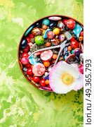 Beads and poppy. Huge collection of women’s trinkets, beads, jewelry, rhinestones and bijouterie. Стоковое фото, агентство Ingram Publishing / Фотобанк Лори