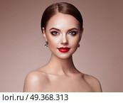 Beautiful woman face with perfect makeup. Beautiful Young Woman with Clean Fresh Skin. Perfect Makeup. Beauty Fashion. Eyelashes. Cosmetic Eyeshadow. Highlighting. Cosmetology, Beauty and Spa. Стоковое фото, агентство Ingram Publishing / Фотобанк Лори