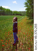 Young woman in a field of flowers . Стоковое фото, агентство Ingram Publishing / Фотобанк Лори