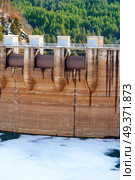 Benasque frozen reservoir Paso Nuevo in Pyrenees of Spain. Стоковое фото, агентство Ingram Publishing / Фотобанк Лори