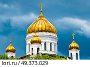 Купола храма Христа Спасителя на фоне черных туч. Летний день. Перед дождем. Москва. Россия. Стоковое фото, фотограф E. O. / Фотобанк Лори