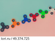trendy fidget spinners - styled pop art flat lay scene with generic design spinners, retro toned. fidget spinner, popular relaxing toy, generic design. Стоковое фото, агентство Ingram Publishing / Фотобанк Лори