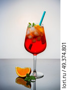 Glass of spritz long drink coctail on table. Glass of spritz. Стоковое фото, агентство Ingram Publishing / Фотобанк Лори