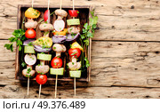 Grilled vegetable kebabs on skewers with tomato, pepper, mushrooms,zucchini and onion.Vegan diet.Vegetables kebab. Vegetables grilled skewers. Стоковое фото, агентство Ingram Publishing / Фотобанк Лори