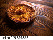 Apple tatin pie cake on puff pastry dessert. Стоковое фото, агентство Ingram Publishing / Фотобанк Лори