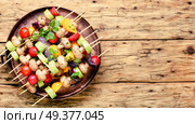 Grilled vegetable kebabs on skewers with tomato, pepper, mushrooms,zucchini and onion.Diet barbecue.Vegan skewers. Vegetables grilled skewers. Стоковое фото, агентство Ingram Publishing / Фотобанк Лори