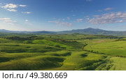 Tuscany aerial landscape at evening in Italy (2023 год). Стоковое видео, видеограф Михаил Коханчиков / Фотобанк Лори