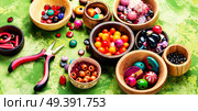 Variety of shapes and colors beads to make a bead necklace.Jewelry making and beading. Colorful beads in wooden bowls. Стоковое фото, агентство Ingram Publishing / Фотобанк Лори