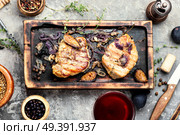 Baked pork meat in marinade with onion and figs.Steak with fruit sauce. Meat steak with figs. Стоковое фото, агентство Ingram Publishing / Фотобанк Лори