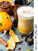 Pumpkin spice coffee with whipped cream.Autumn coffee.Coffee drink. Pumpkin spice coffee. Стоковое фото, агентство Ingram Publishing / Фотобанк Лори