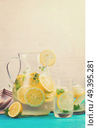 Lemonade homemade drink - jar and glasses on table, retro toned. Lemonade homemade drink. Стоковое фото, агентство Ingram Publishing / Фотобанк Лори