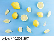 Fresh lemon citrus fruits slices pattern on blue bakground. Fresh lemon fruits. Стоковое фото, агентство Ingram Publishing / Фотобанк Лори
