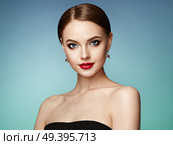 Beautiful Young Woman with Clean Fresh Skin. Perfect Makeup. Beauty Fashion. Eyelashes. Cosmetic Eyeshadow. Highlighting. Cosmetology, Beauty and Spa. Стоковое фото, агентство Ingram Publishing / Фотобанк Лори