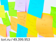 To do list - multicolored task notes close up on view on white wall. To do lists. Стоковое фото, агентство Ingram Publishing / Фотобанк Лори
