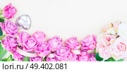 Valentines day pink and violet roses with ribbon top view flat lay border with heart and copy space. Valentines day violet roses. Стоковое фото, агентство Ingram Publishing / Фотобанк Лори