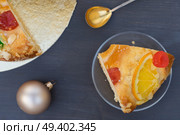 piece of Roscon de Reyes traditional spanish cake for Epiphany festivites, top view. Roscon del Reyes. Стоковое фото, агентство Ingram Publishing / Фотобанк Лори