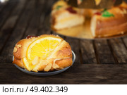 Roscon de Reyes traditional spanish cake for Epiphany Day. Roscon del Reyes. Стоковое фото, агентство Ingram Publishing / Фотобанк Лори