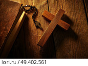Christian cross on wood bible and rosary beads over wooden vintage background. Стоковое фото, агентство Ingram Publishing / Фотобанк Лори