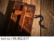 Christian cross on wood bible and rosary beads over wooden vintage background. Стоковое фото, агентство Ingram Publishing / Фотобанк Лори