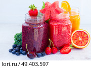 Colorful fresh smoothy drinks in glass jars with igredients. Fresh smoothy drink with igredients. Стоковое фото, агентство Ingram Publishing / Фотобанк Лори