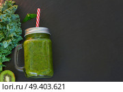 Fresh green smoothy drink on black with igredients with copy space. Fresh smoothy drink with igredients. Стоковое фото, агентство Ingram Publishing / Фотобанк Лори