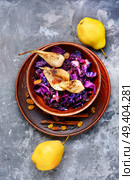Unusual salad with cauliflower, autumn pear, raisins and cinnamon.Autumn food. Salad of cabbage, pears and spices. Стоковое фото, агентство Ingram Publishing / Фотобанк Лори