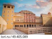 Hawa Mahal  is a harem in the palace complex of the Jaipur Maharaja, built of pink sandstone in the form of the crown of Krishna. Стоковое фото, агентство Ingram Publishing / Фотобанк Лори