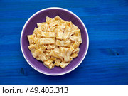 Carbonara italian pasta with bacon and cream on blue table. Стоковое фото, агентство Ingram Publishing / Фотобанк Лори